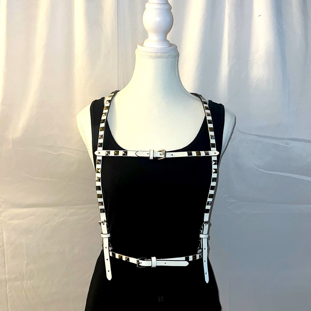 BCBG MaxAzria Women’s White and Silver Stud Shoulder Harness Belt Size Medium